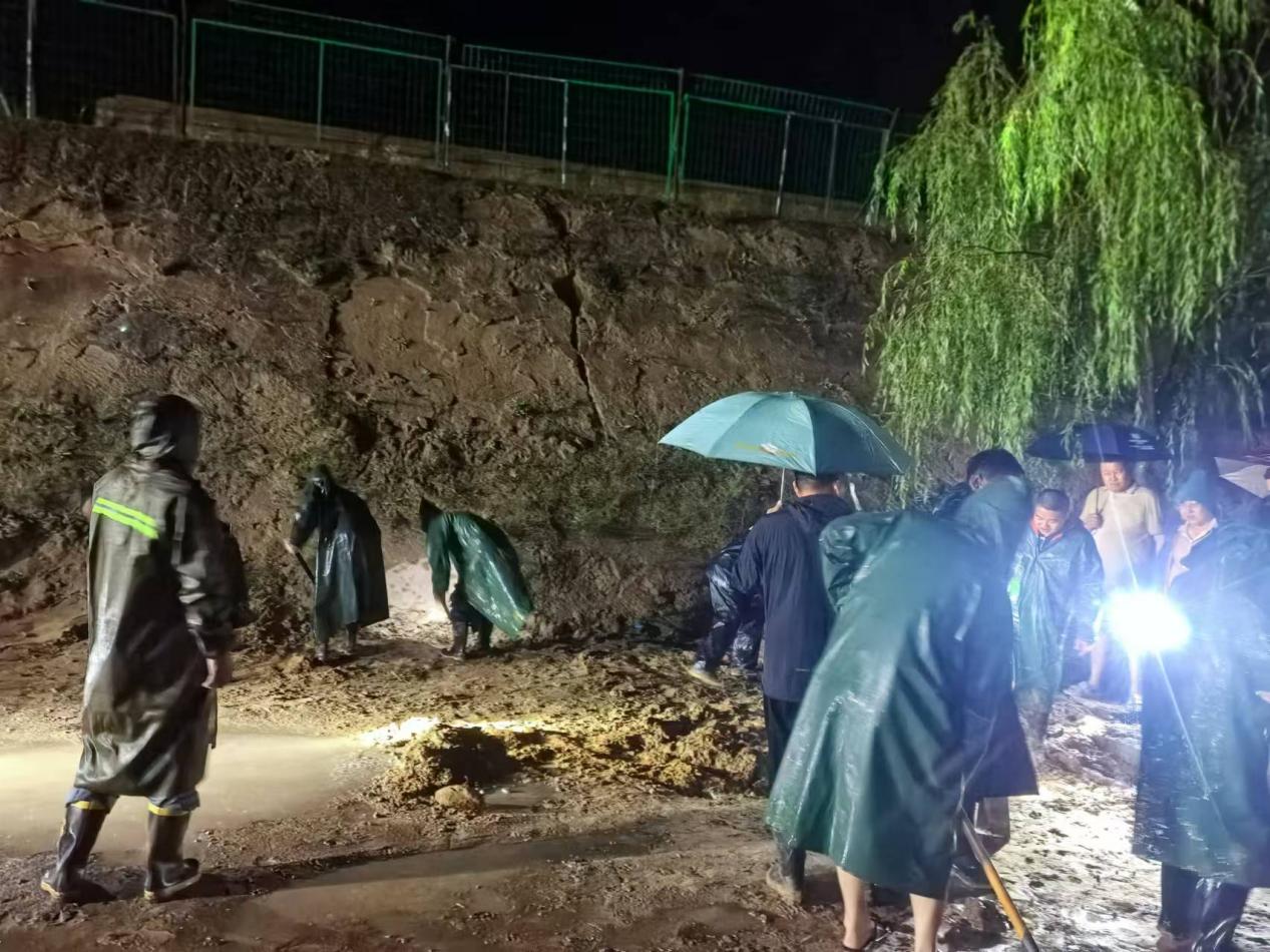 油氣工程公司王渠則站組織全員“戰(zhàn)暴雨、搶排險、保安全”.jpg